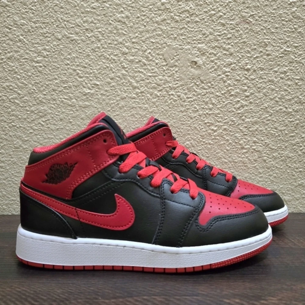 Air Jordan Nike 1 Mid Black Red Sneakers Youth Size 5 Retro‎ Basketball Athletic